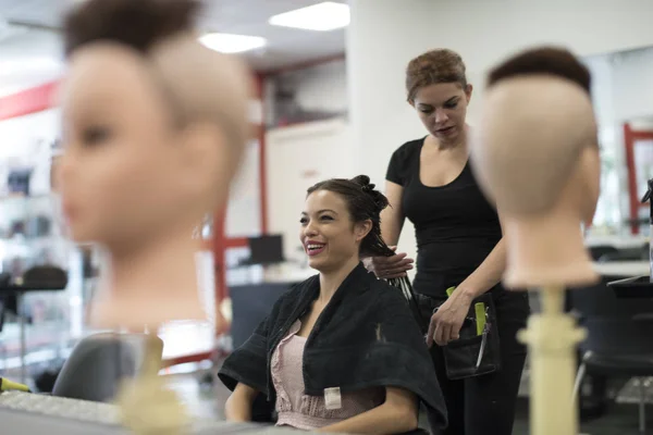 Cortes Peluquería Peine Las Mujeres Jóvenes Cabello — Foto de Stock