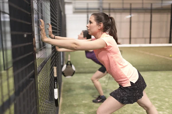 Kadınlar, raket dersinden önce ısınıp ısınırlar.