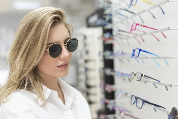 Mujer Con Gafas Sol Eligiendo Lentes Tienda Óptica — Foto de Stock