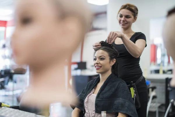 Coiffeur Coupe Peigne Les Cheveux Des Jeunes Femmes — Photo