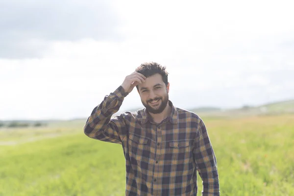 Homem Barbudo Com Camisa Xadrez Andando Sozinho Campo — Fotografia de Stock