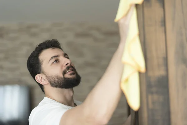 Hombre Limpia Vidrio Casa Con Pulverizador Limpiador Vidrio Multiusos — Foto de Stock