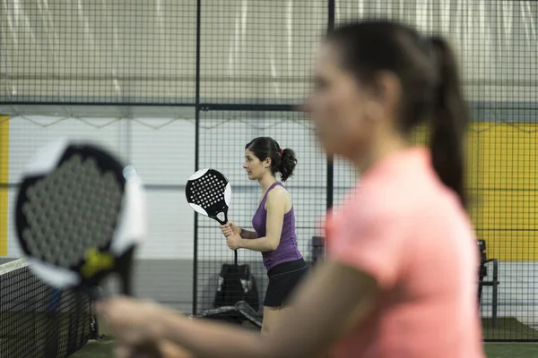 Kapalı Kortta Raket Tenis Oynayan Kadınların Cpouple — Stok fotoğraf