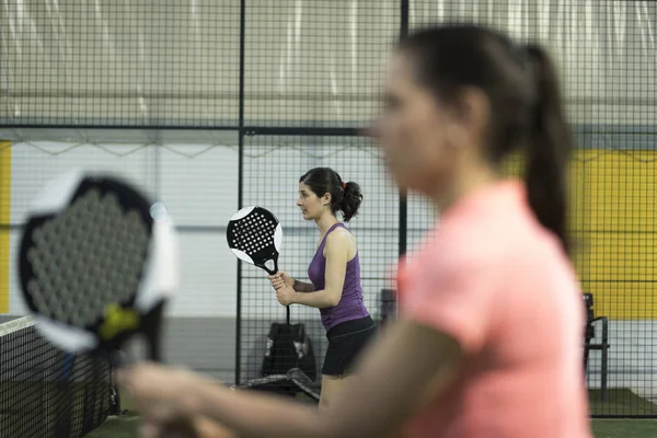 Pareja Mujeres Jugando Pádel Pista Cubierta — Foto de Stock