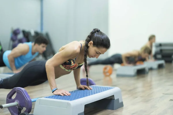 Gente Entrenando Bomba Corporal Ejercicios Isométricos Gimnasio —  Fotos de Stock