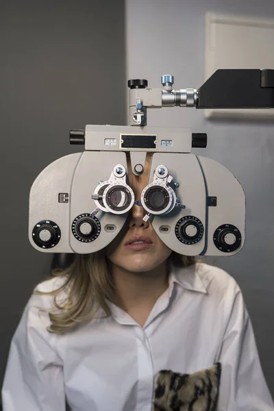 Femme Prête Pour Test Oculaire Avec Phoropter Des Lunettes Calibrage — Photo