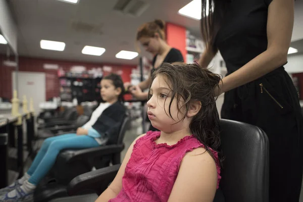 Salons Coiffure Avec Des Petites Filles Dans Salon Centre Beauté — Photo