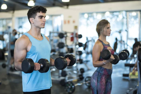 Jóvenes Atractivos Entrenando Bíceps Gimnasio Con Pesas — Foto de Stock