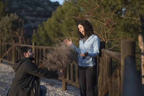 Des Valentines Drôles Homme Amour Femme Avec Bouquet Buisson Mort — Photo