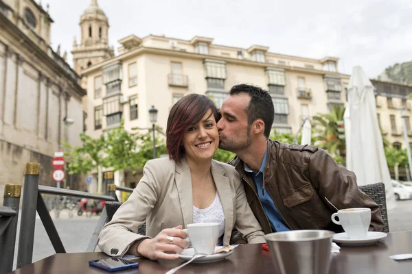 Coppia Bar Europeo Terrazza Bere Caffè Con Amore Uomo Baciare — Foto Stock