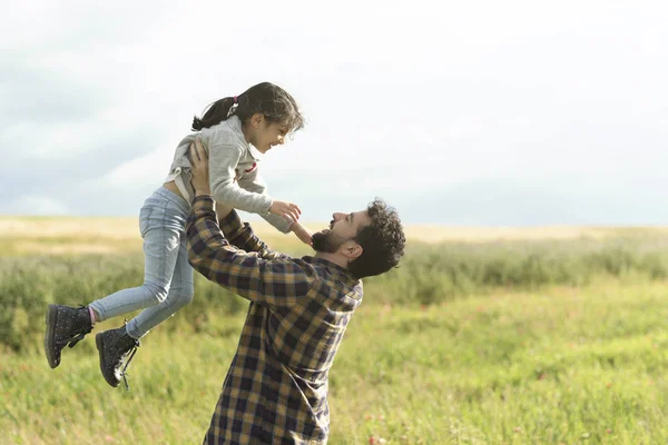 Vater Und Tochter Spielen Freien — Stockfoto