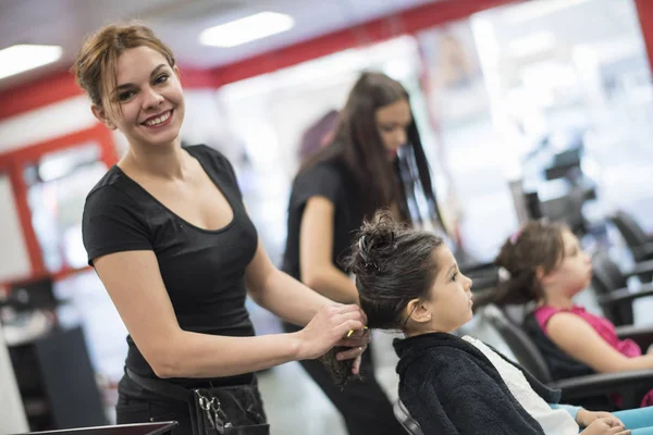 美容センターサルーンで小さな女の子と美容師 — ストック写真