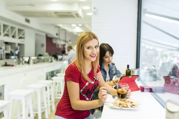 Vänner Bar Två Flickor Dricker Restaurang Med Omgivande Ljus — Stockfoto