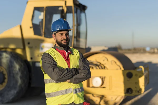 Trabajador Construcción Barbudo Posando Ner Máquina Rodillo Vapor — Foto de Stock