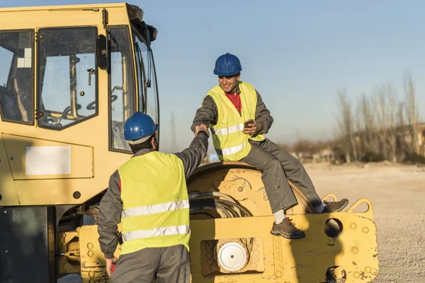 Dos Trabajadores Hablando Descanso Trabajo Vehículo Excavadora Rodillo Vapor — Foto de Stock