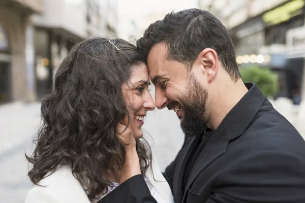 Casal de 30 anos na rua no abraço de amor — Fotografia de Stock