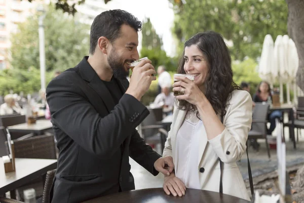 Casal Bar Comemorando Aniversário Bebendo Cerveja Namorados — Fotografia de Stock