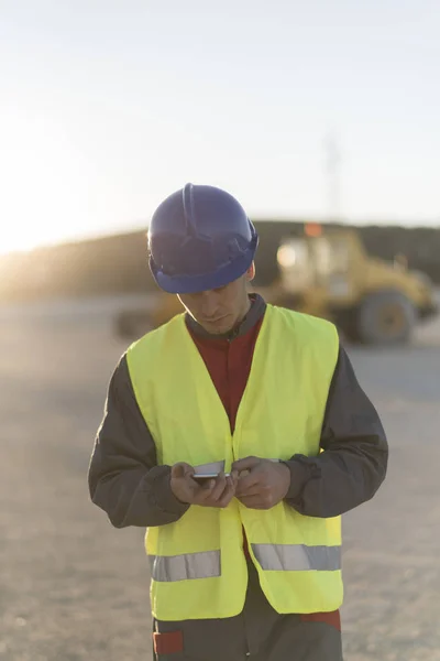 Teléfono Inteligente Aspecto Trabajador Después Trabajar Construcción Teniendo Descanso — Foto de Stock