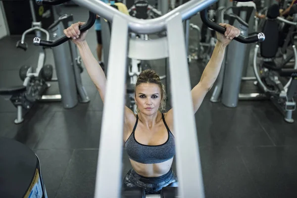 Mujer Madura Entrenando Hombros Máquinas Gimnasio — Foto de Stock