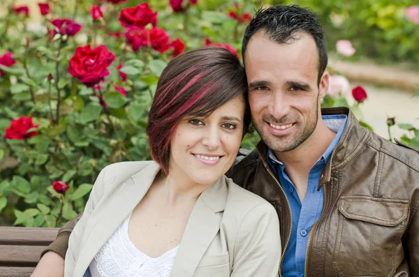 Casal Posando Sorrindo Banco Parque — Fotografia de Stock