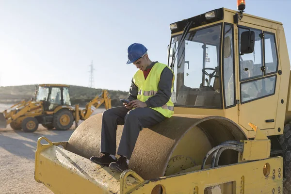 Hombre Con Smartphone Vehículo Pesado Distinciones Trabajo — Foto de Stock