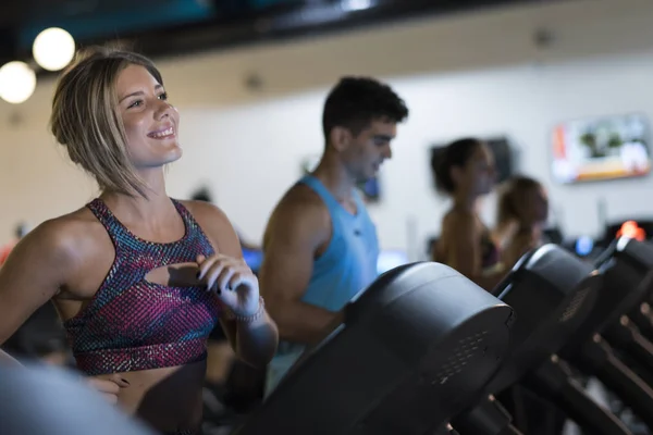 Personas Corriendo Cinta Correr Gimnasio — Foto de Stock