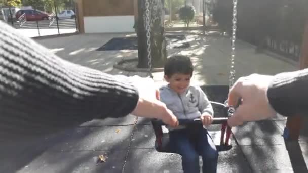 Νηπιαγωγείο Μικρό Αγόρι Που Διασκεδάζει Ταλαντεύεται Στο Πάρκο Τον Πατέρα — Αρχείο Βίντεο