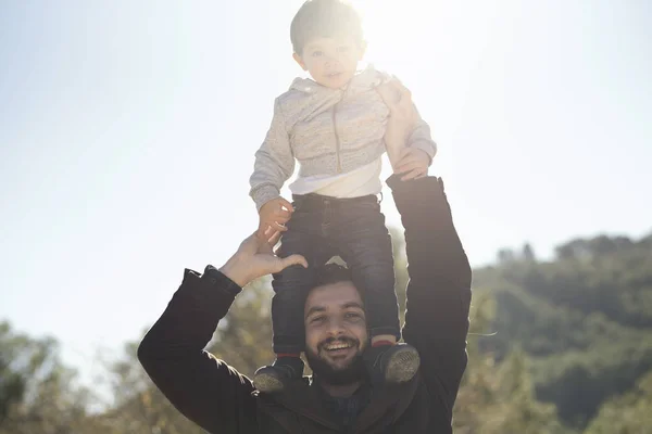 Vater Und Sohn Spielen Fackelschein Der Natur — Stockfoto