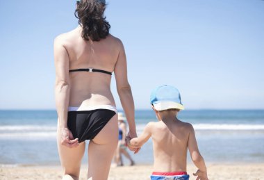 Küçük oğlu olan anne sahile gidiyor