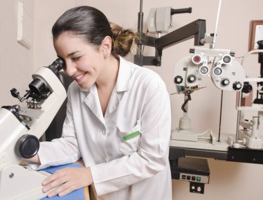 Optik kadın, mikroskop sandalye ve yarık lamba