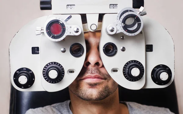 Mann Optometristen Phoropter Zur Augenuntersuchung Kalibrierung — Stockfoto