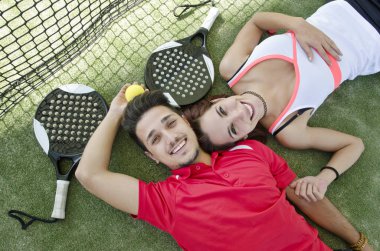 Çift raket tenis kortu dinleniyor