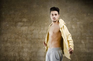 Latin adam duvarda poz