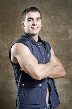 Poz güçlü adam zekâ kolları geçti