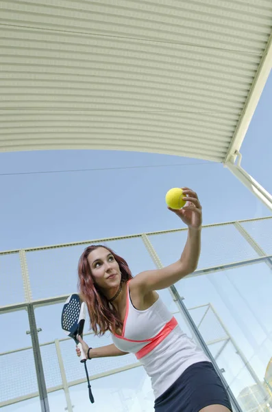 Paddle tenis mujer listo para servir — Foto de Stock