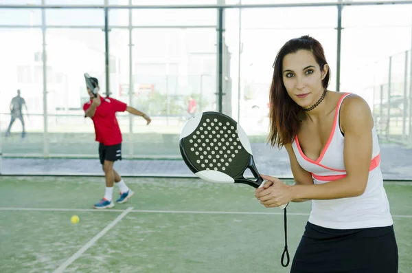 Pareja jugando pádel tenis — Foto de Stock