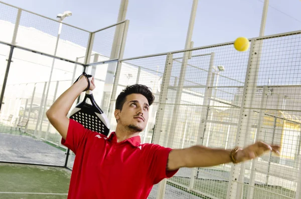 男子准备在桨网球场击球 — 图库照片