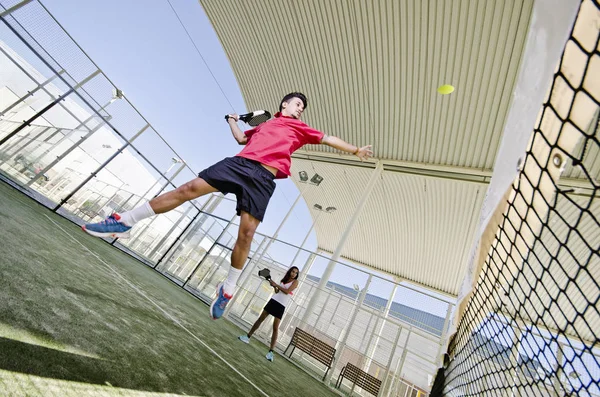 Jugador de pádel aplastando la pelota — Foto de Stock