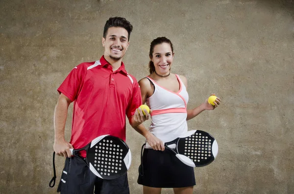 在混凝土球场上摆姿势的网球夫妇 — 图库照片