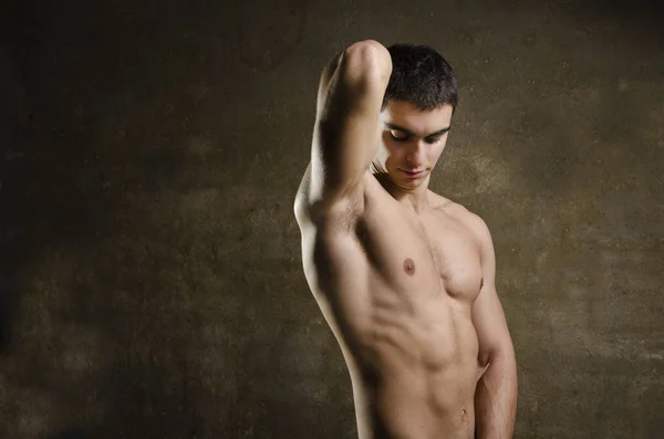 Фитнес-латынь 20-х мужчина позирует — стоковое фото