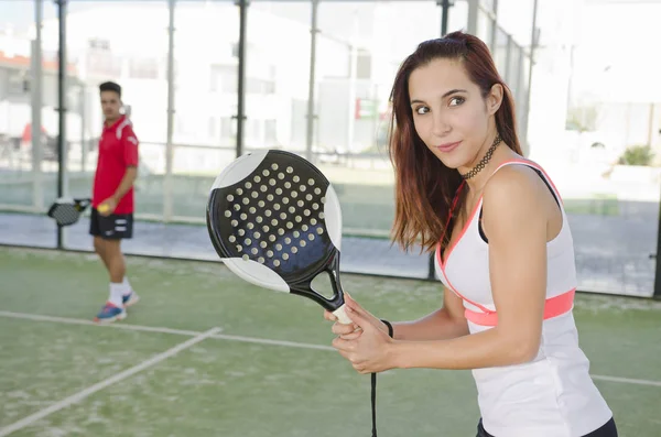 パドルテニスのための準備ができて女性 — ストック写真