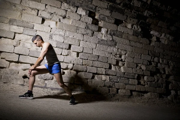 Jovem atleta que se aquece no túnel — Fotografia de Stock