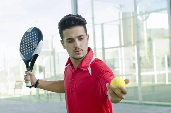 男子准备板球网球服务 — 图库照片