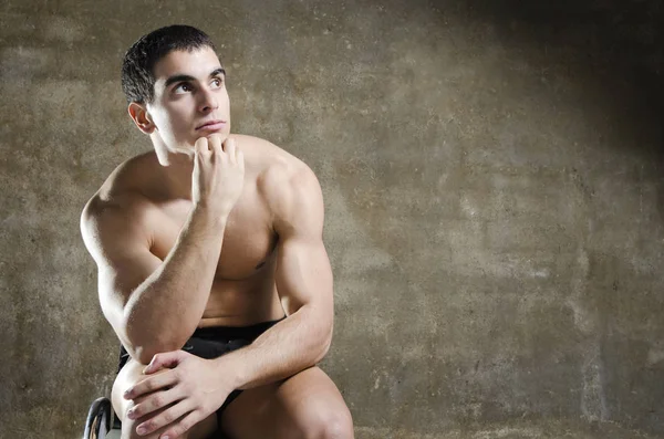 Hombre de fitness posando con el torso desnudo — Foto de Stock