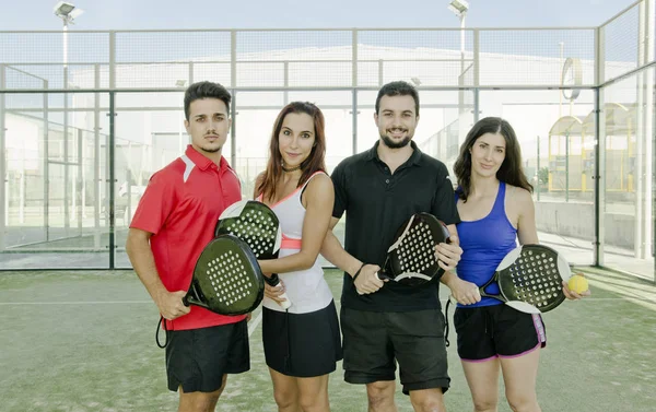 Raket tenis çiftler macht için poz