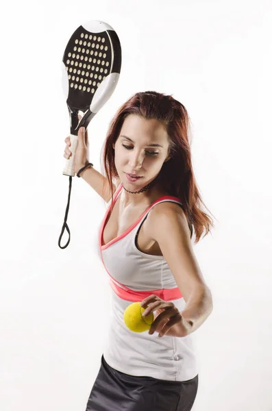 Mujer lista para servir paddle tennis — Foto de Stock