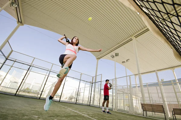 准备打网球的女子撞球 — 图库照片