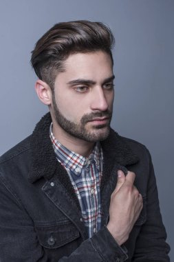 Atractive man stüdyo modern saç modeli ile portre vurdu