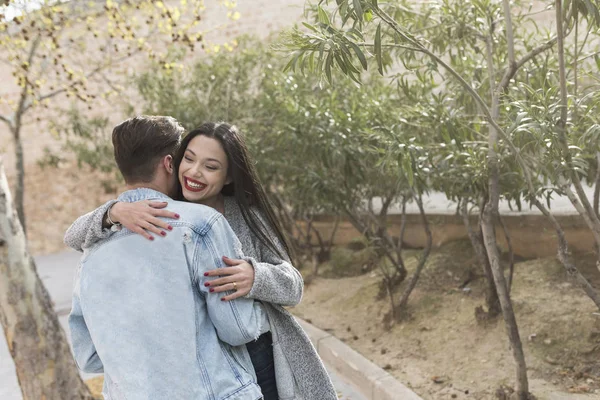 Jovem Casal Atraente Abraço Abraçando Livre Tiro Parque Primavera — Fotografia de Stock