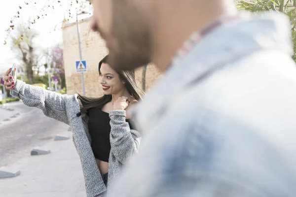 Selfie Auf Der Straße Von Einer Jungen Frau — Stockfoto